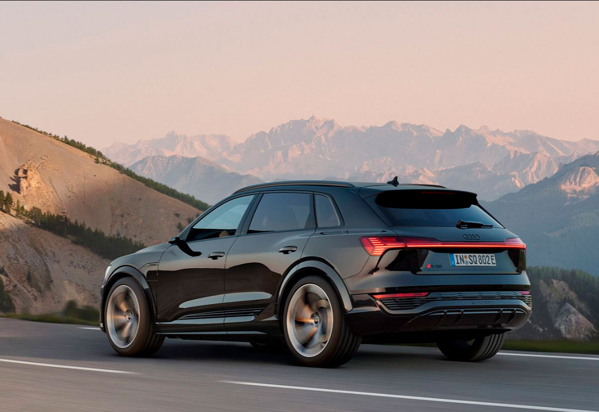 Audi-SQ8-etron-triple-placer